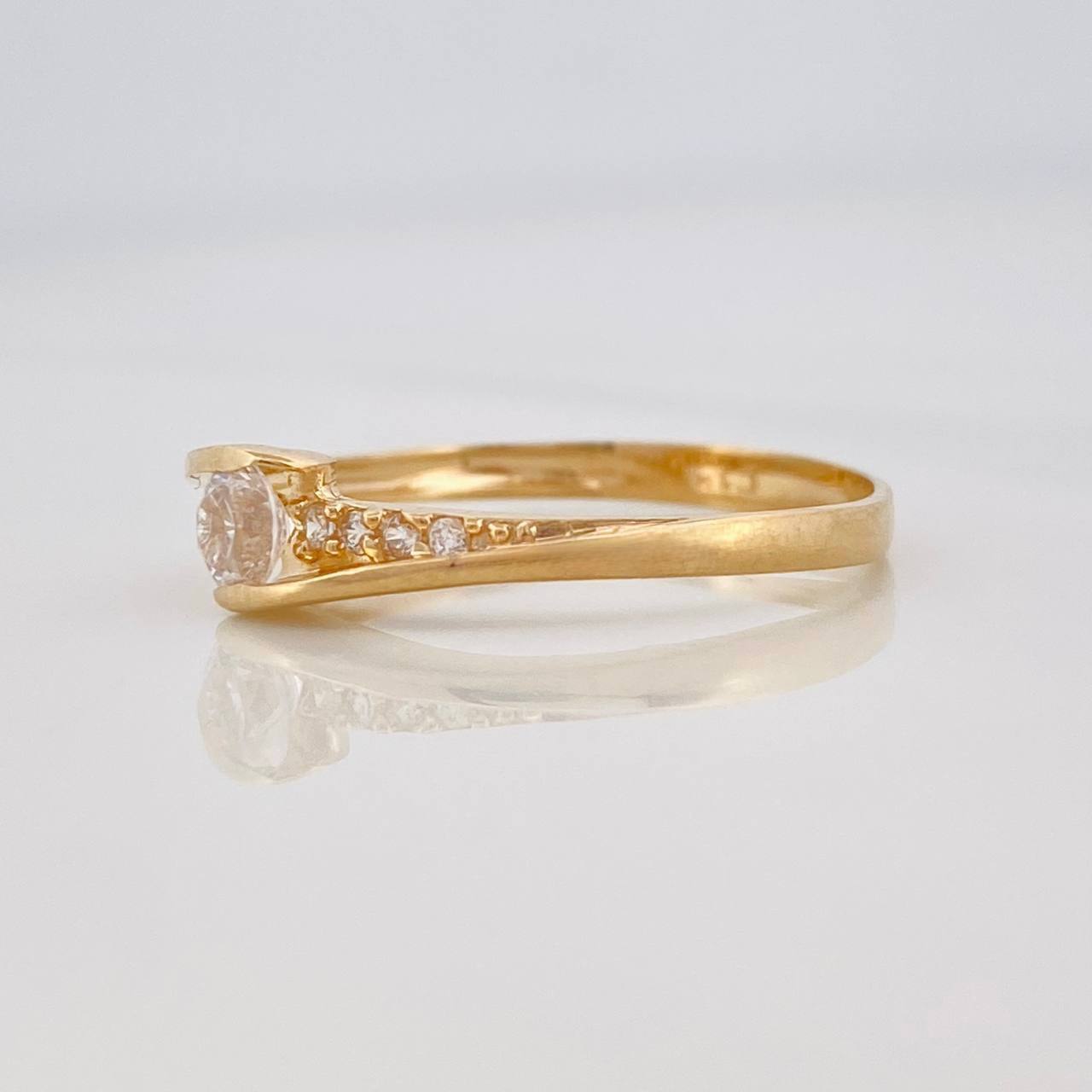 Anillo Solitario 1.9g / T7 1/2 Oro Amarillo 18K