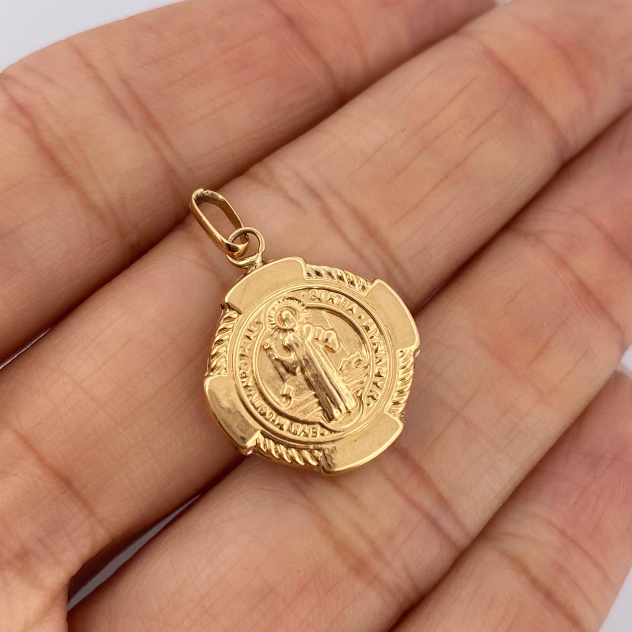 Dije San Benito 1.25gr / 1 in / Oro Amarillo 18K $