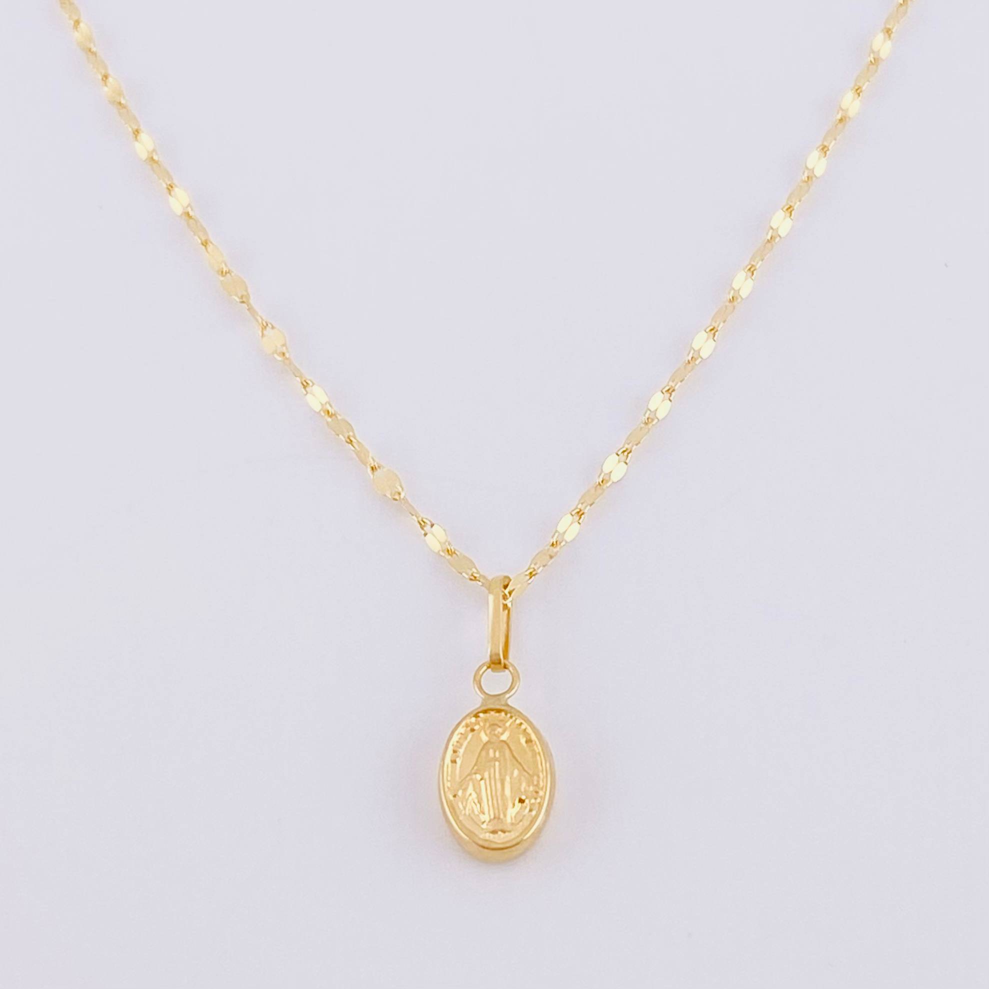 Set Cadena Flor Espejo + Dije Virgen Milagrosa / 1.2g / 18 in Oro Amarillo 18K