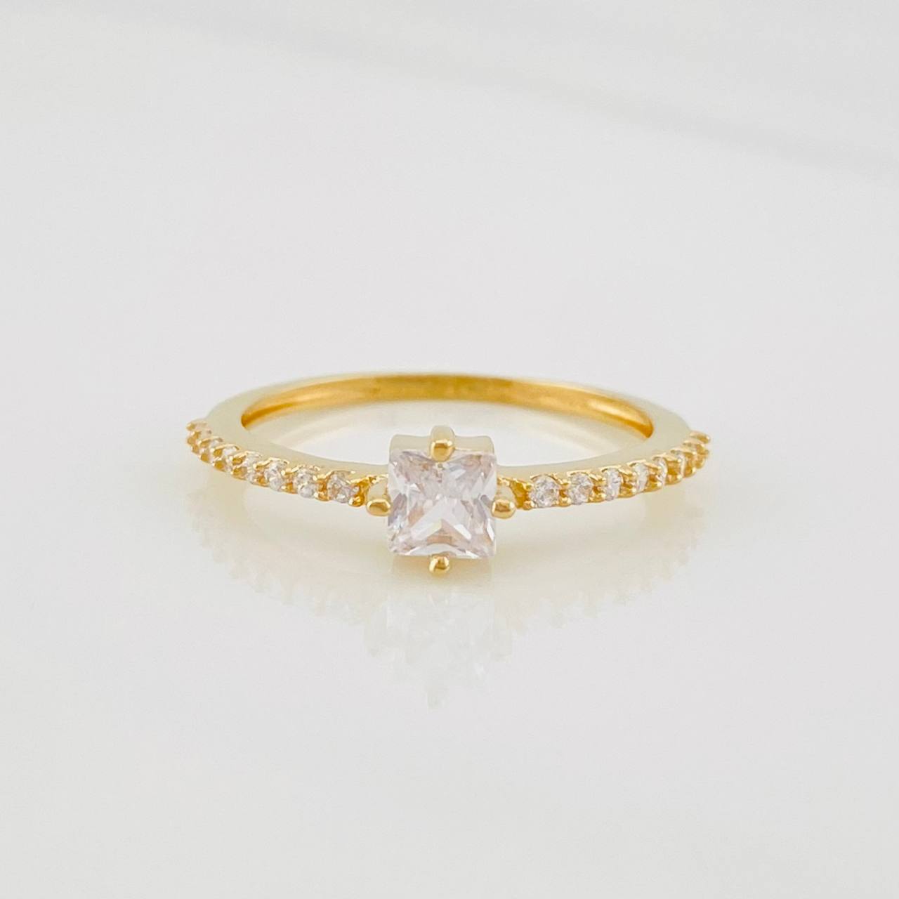 Square Solitaire Ring 1.8g / T6 1/4 Yellow Gold 18K