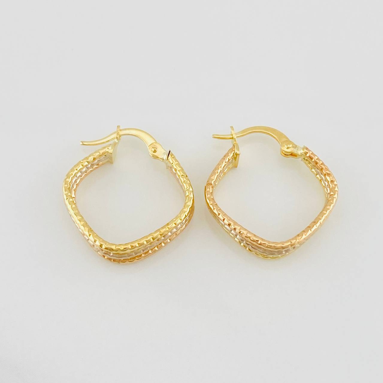 Hoop Earrings Rhombus 1.7g / 3/4 in Three Golds 18K