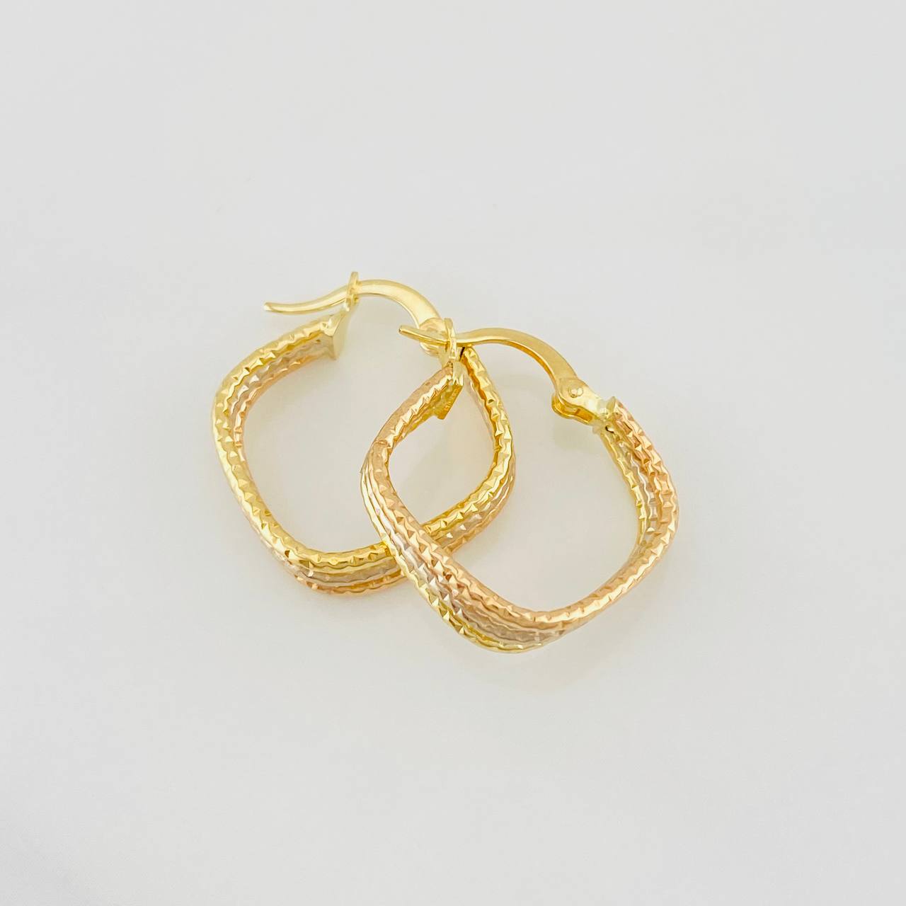 Hoop Earrings Rhombus 1.7g / 3/4 in Three Golds 18K