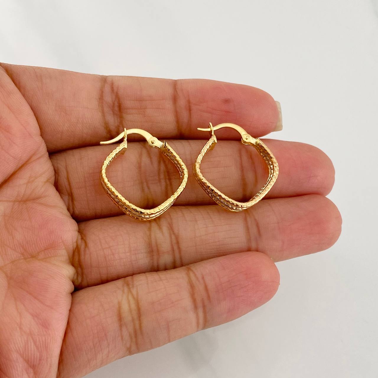 Hoop Earrings Rhombus 1.7g / 3/4 in Three Golds 18K