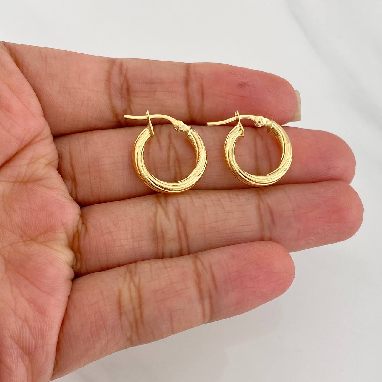Hoop Earrings Lore 1.6g / 3/4 in 18K Yellow Gold