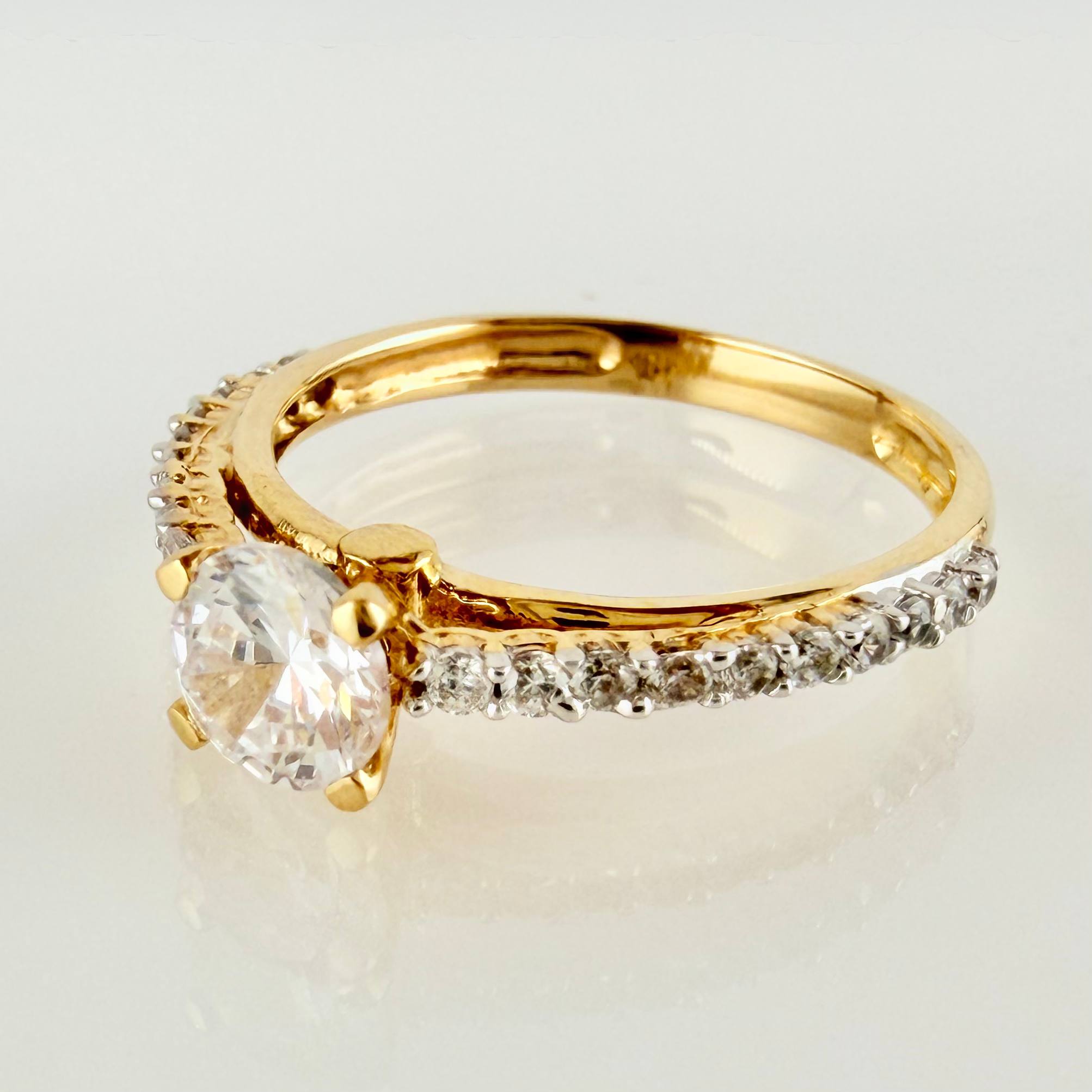 Anillo Solitario 2.6gr / T7 / Oro Amarillo 18K