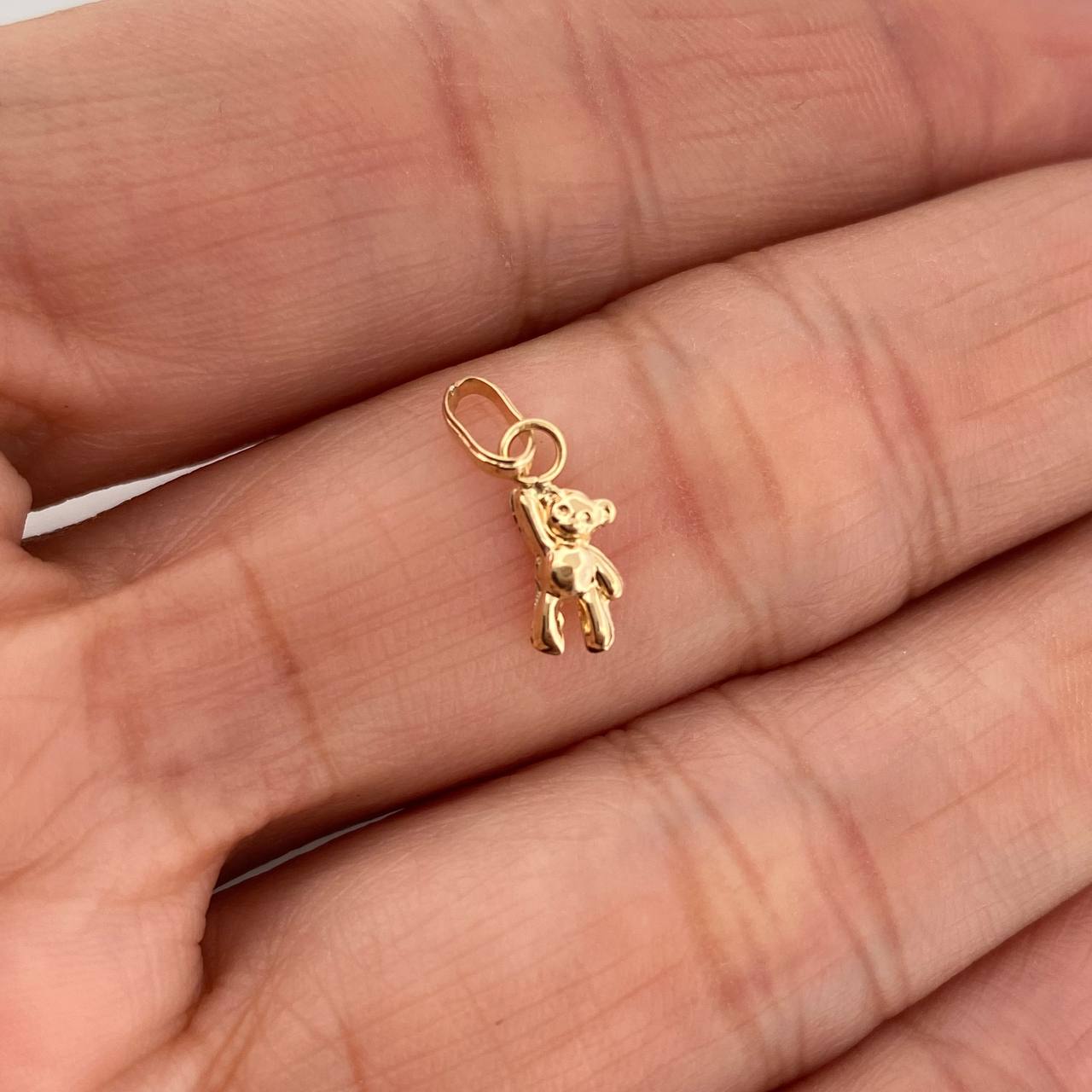 Bear with Raised Hand Pendant 0.2gr / 1/2 in / 18K Yellow Gold %