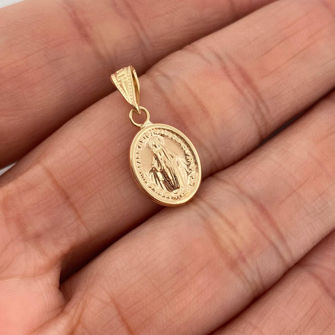 Miraculous Virgin Pendant 0.7gr / 3/4 in / 18K Yellow Gold %