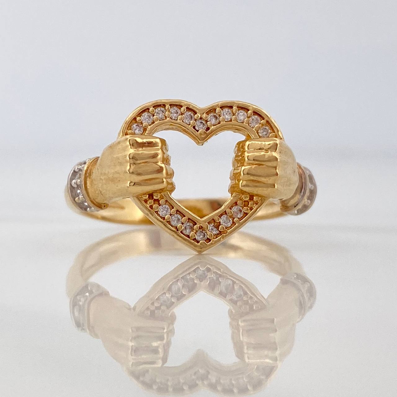 Anillo Manos Corazon 4.1gr / T7 1/2 / Dos Oros Amarillo Blanco 18K $