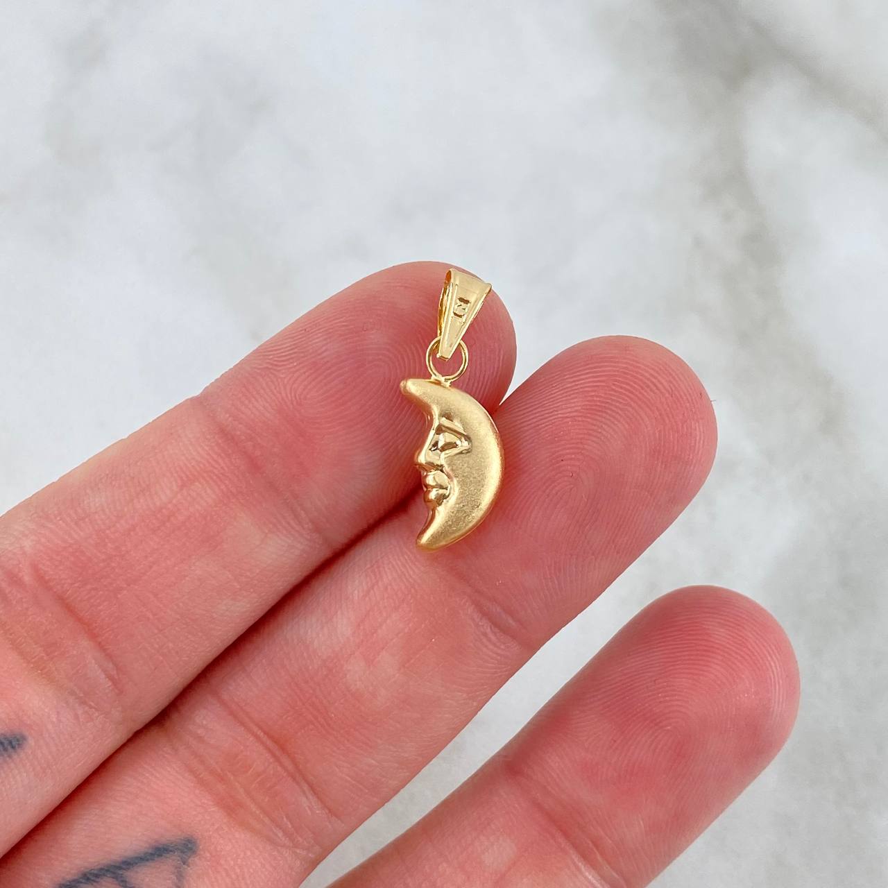 Pendant Media Luna Mate 0.5gr / 2.2cm / Yellow Gold Stamped