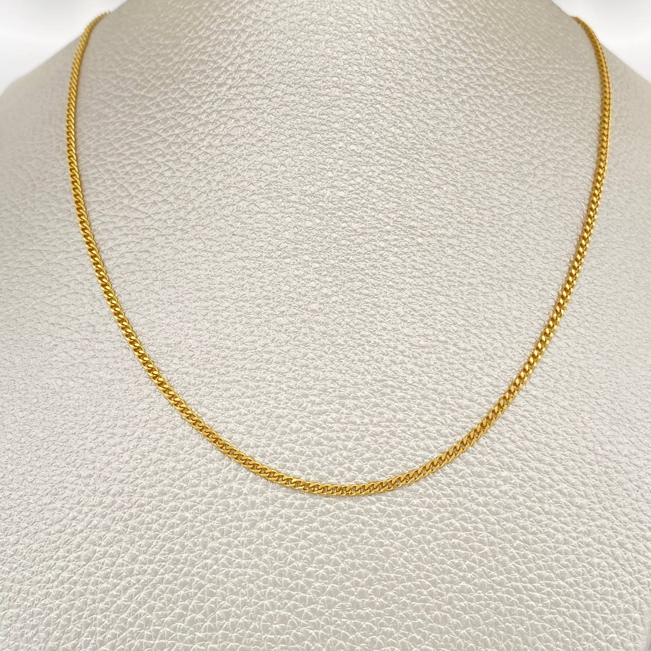 Cadena Cubana 2.95gr / 23 1/2 in / 1.5mm Oro Amarillo +1 18K &