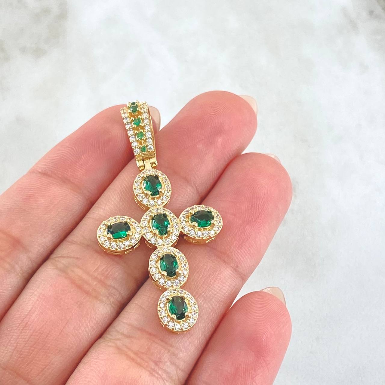 Dije Cruz Ovalo Tupido 5.6gr / 1 3/4 in / Oro Amarillo 18K *