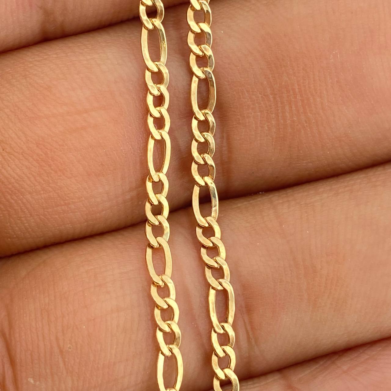 Cadena Figaro 3.9gr / 25 in / 2.46mm Oro Amarillo +1 18K %