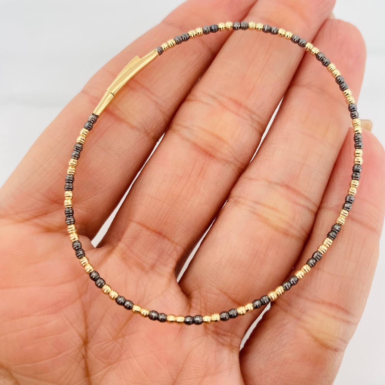 Diamond Cut Hoop Bracelet 2.85 g / 6 3/4 in / 1.65 mm Two-Tone Black Yellow 18K Gold