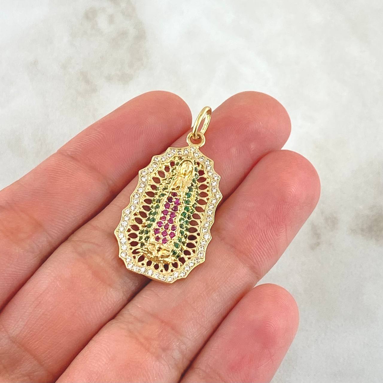 Pendant Virgin Guadalupe Filigree 4.7gr / 4cm / White Zircons Green Fuchsias 18K Yellow Gold ©