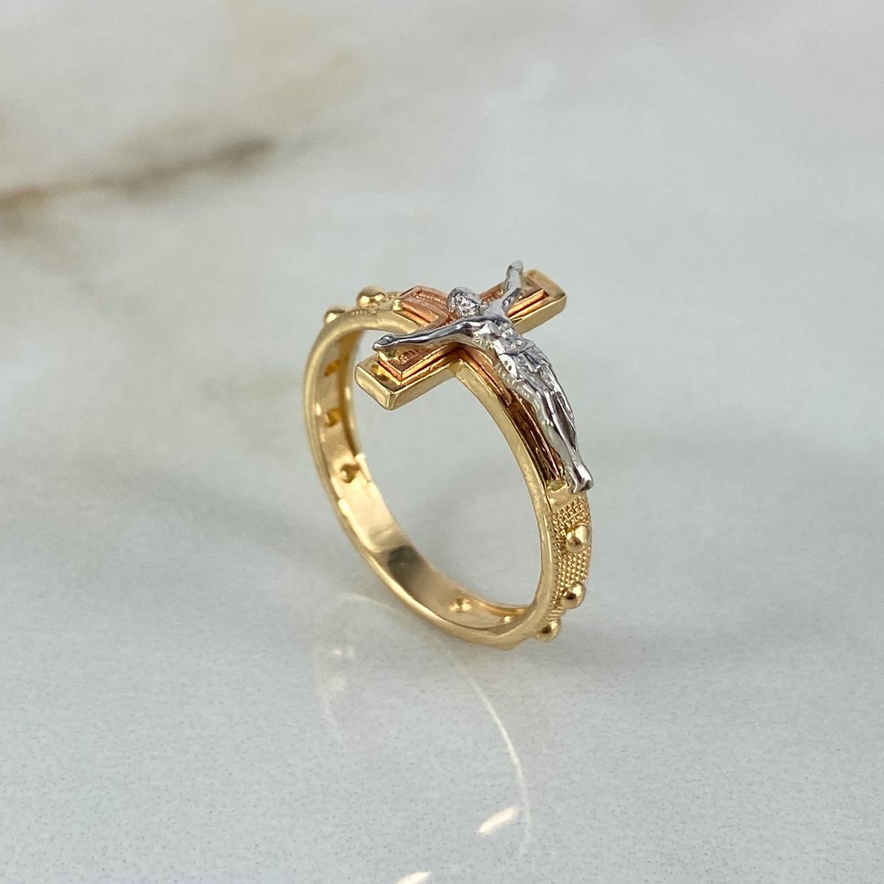 Anillo Cruz Cristo Punteado 3.15 g / T7 1/4 Tres Oros 18K