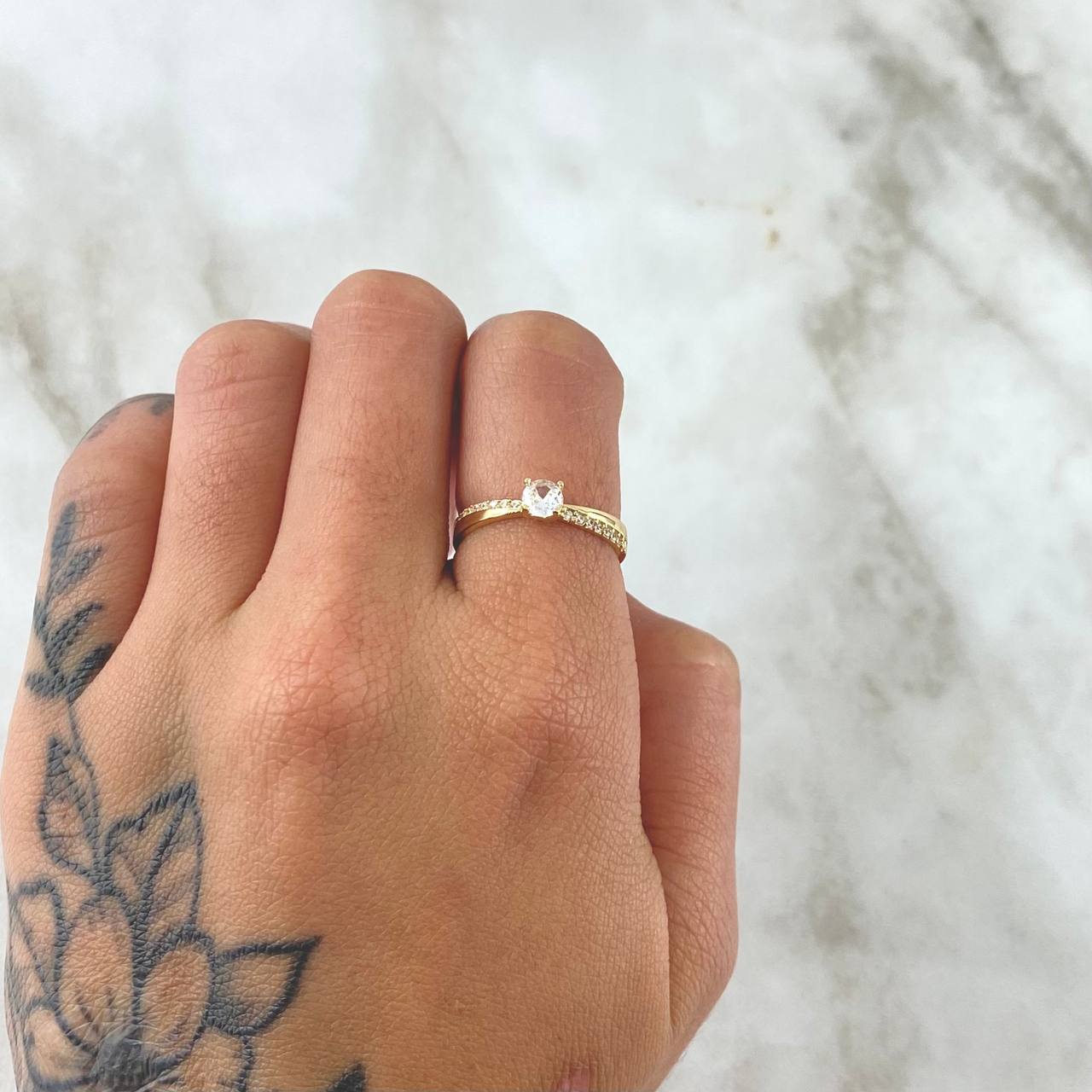 Anillo Solitario Carril Infinito 1.8gr / T6 3/4 / Circones Blancos Oro Amarillo 18K