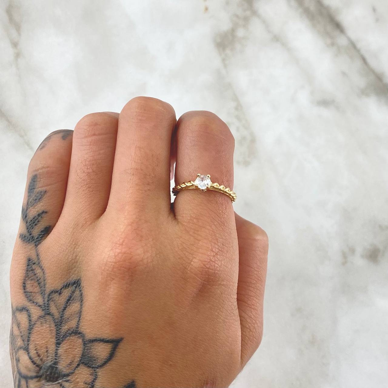 Anillo Solitario Entorchado 2.2gr / T7 1/2 / Circon Blanco Oro Amarillo 18K