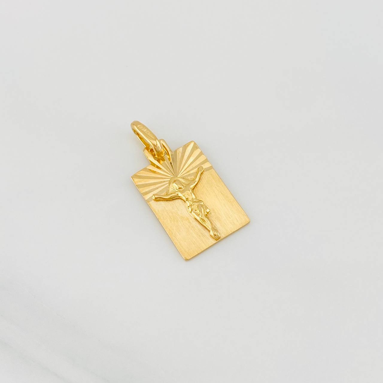 Christ Pendant 2.9g / 1 in Yellow Gold 18K