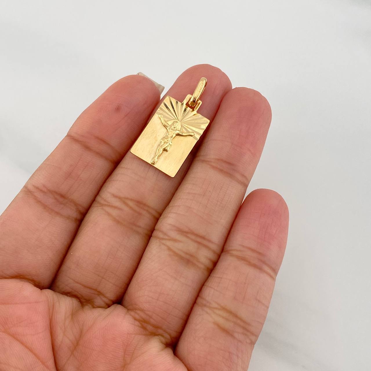 Christ Pendant 2.9g / 1 in Yellow Gold 18K
