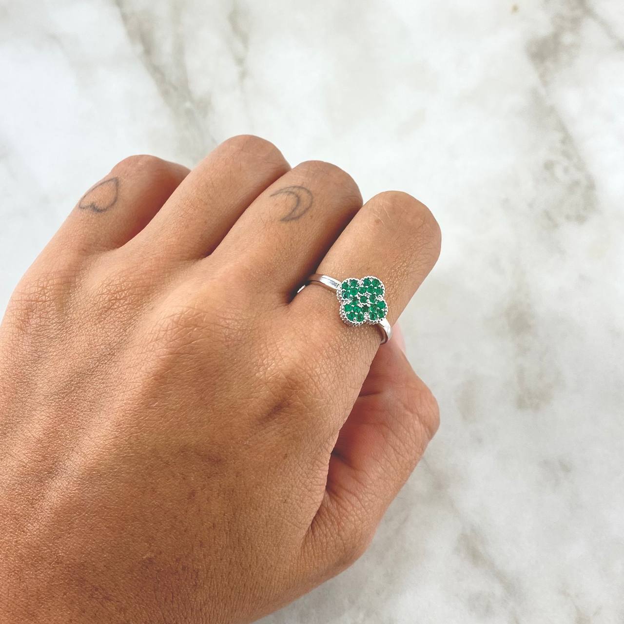Anillo Trébol VCyA 2.55gr / T7 1/4 / Esmeraldas 33pts Oro Blanco 18K (Joya) ©