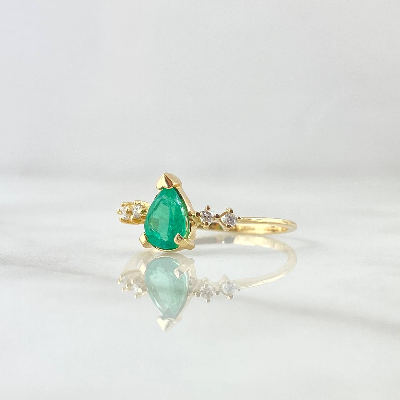Marquesa Minimal Ring 1.35gr / Size 6 3/4 / Emerald 58pts Diamonds 5pts 18K Yellow Gold (Jewel) ©