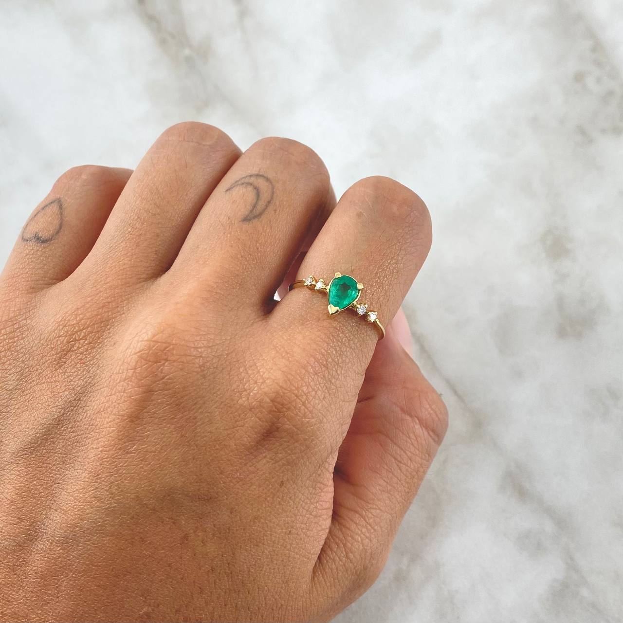 Marquesa Minimal Ring 1.35gr / Size 6 3/4 / Emerald 58pts Diamonds 5pts 18K Yellow Gold (Jewel) ©