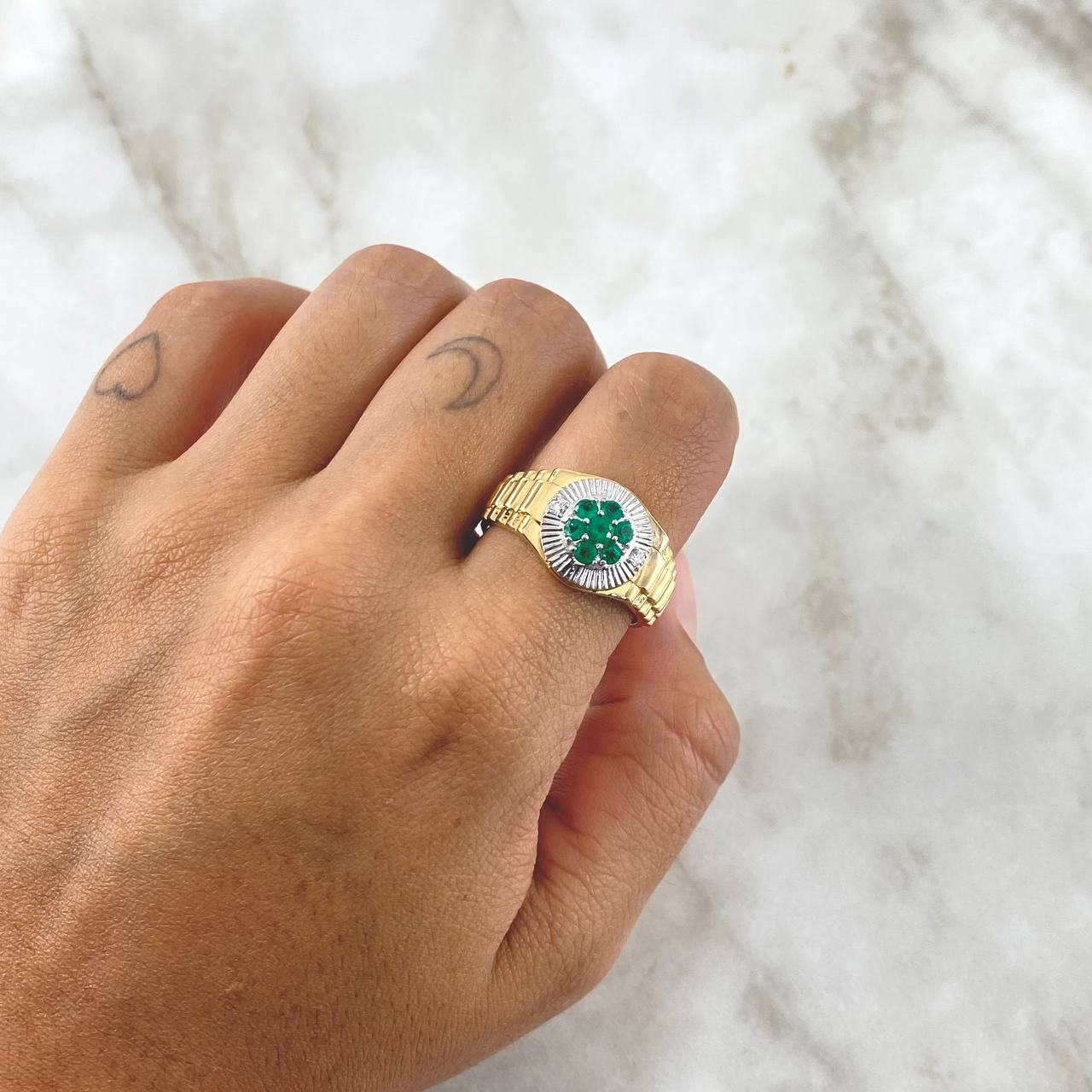 Anillo Marco Circular 7.35gr / T10 1/2 / Esmeraldas 46pts Diamantes 16pts Dos  Oros Amarillo Blanco 18K (Joya)