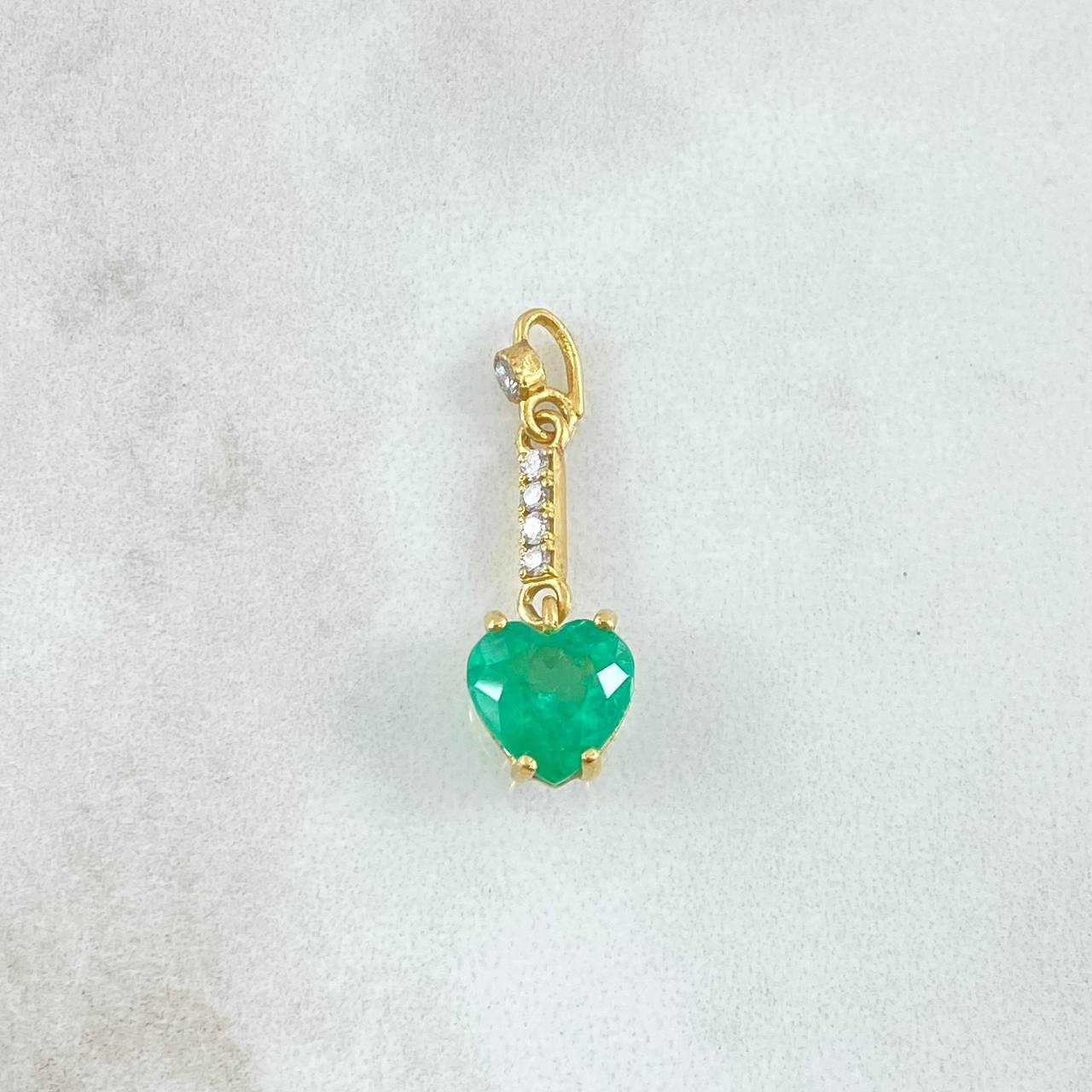 Pendant Heart Hanging on Chains 2gr / 2.5cm / Emeralds 2.29 Qts Diamonds 13pts 18K Yellow Gold (Jewel) ©