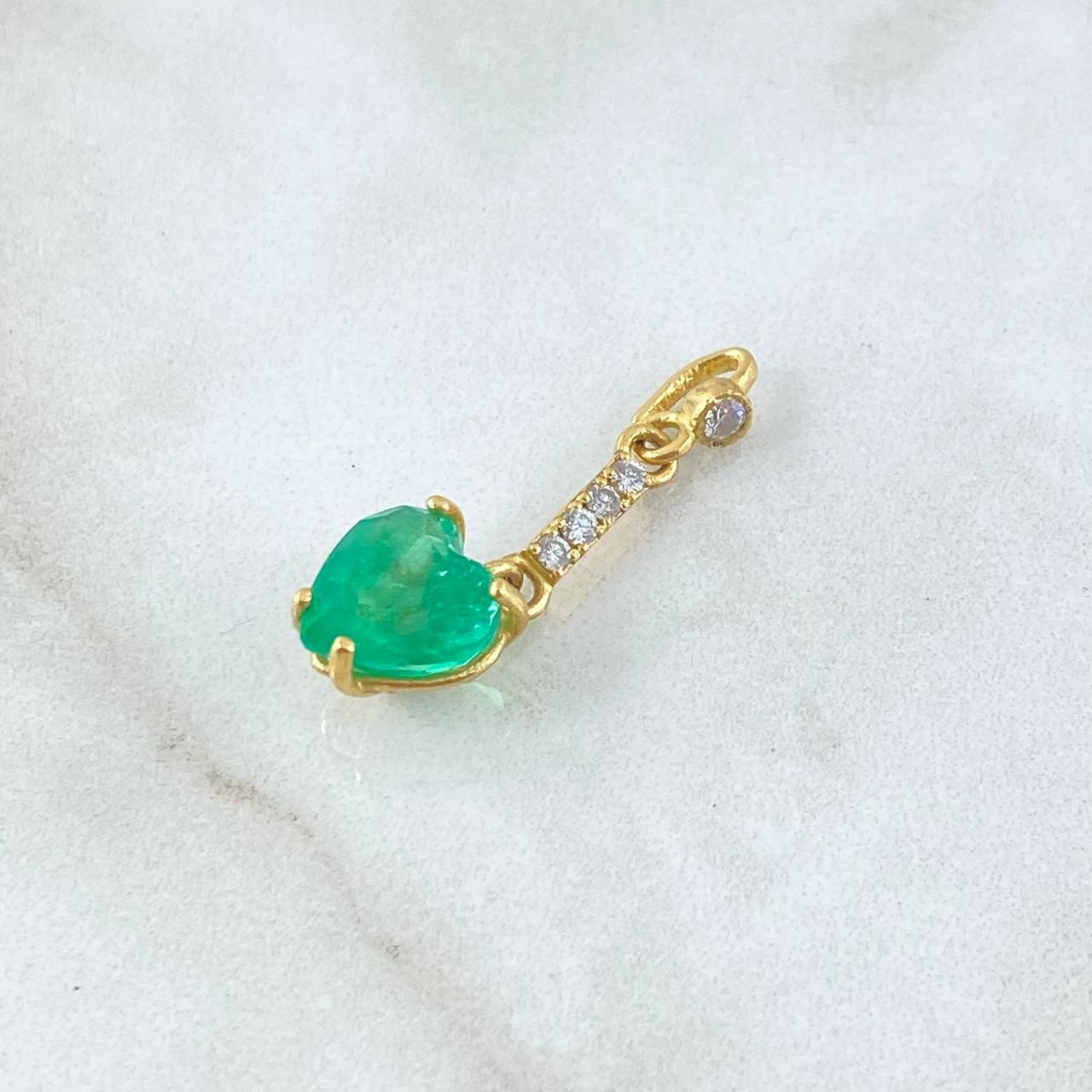 Pendant Heart Hanging on Chains 2gr / 2.5cm / Emeralds 2.29 Qts Diamonds 13pts 18K Yellow Gold (Jewel) ©