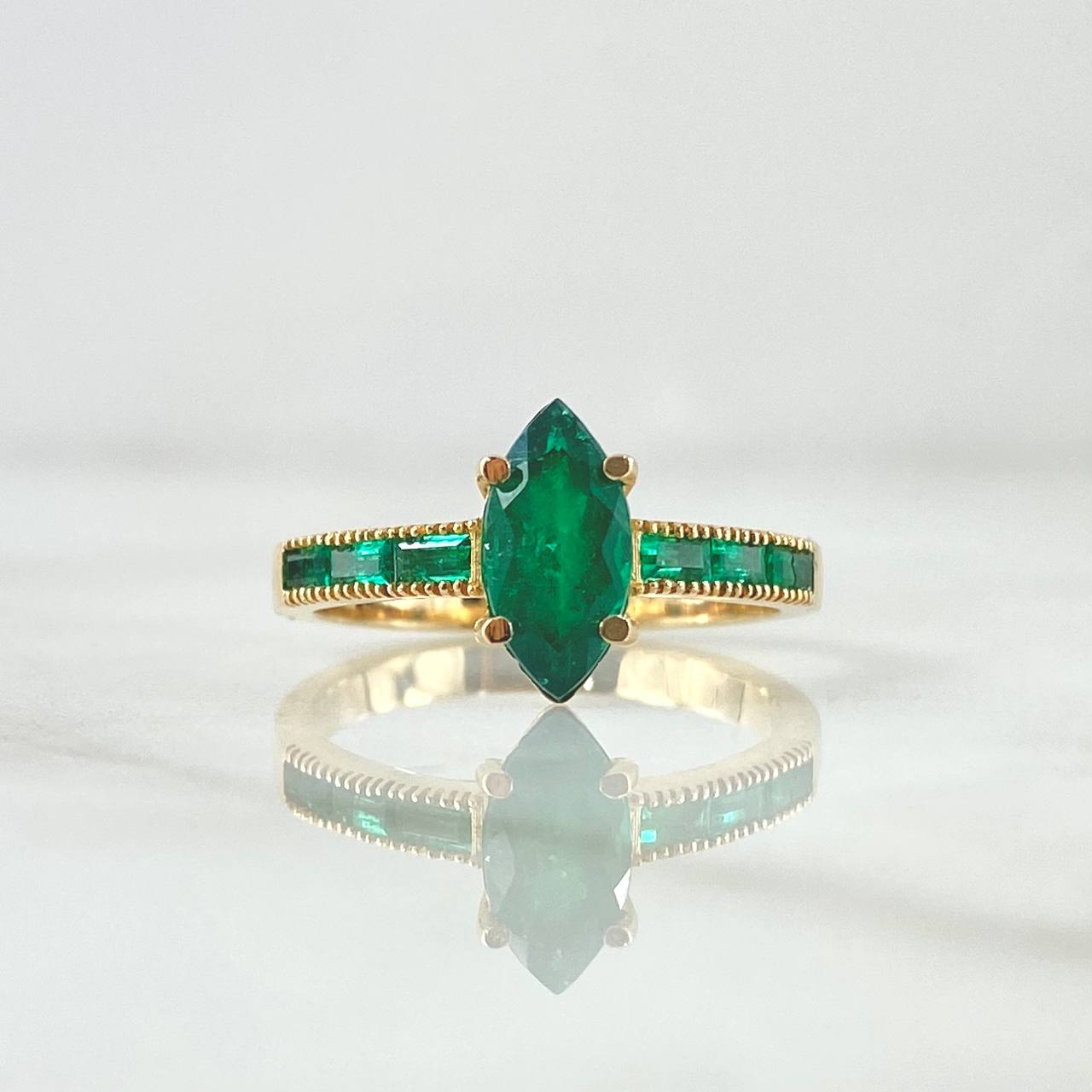 Ring Solitaire Rhombic Channel 3.45gr / Size 7 1/4 / Emeralds 1.05 Qts 18K Yellow Gold (Jewel) ©