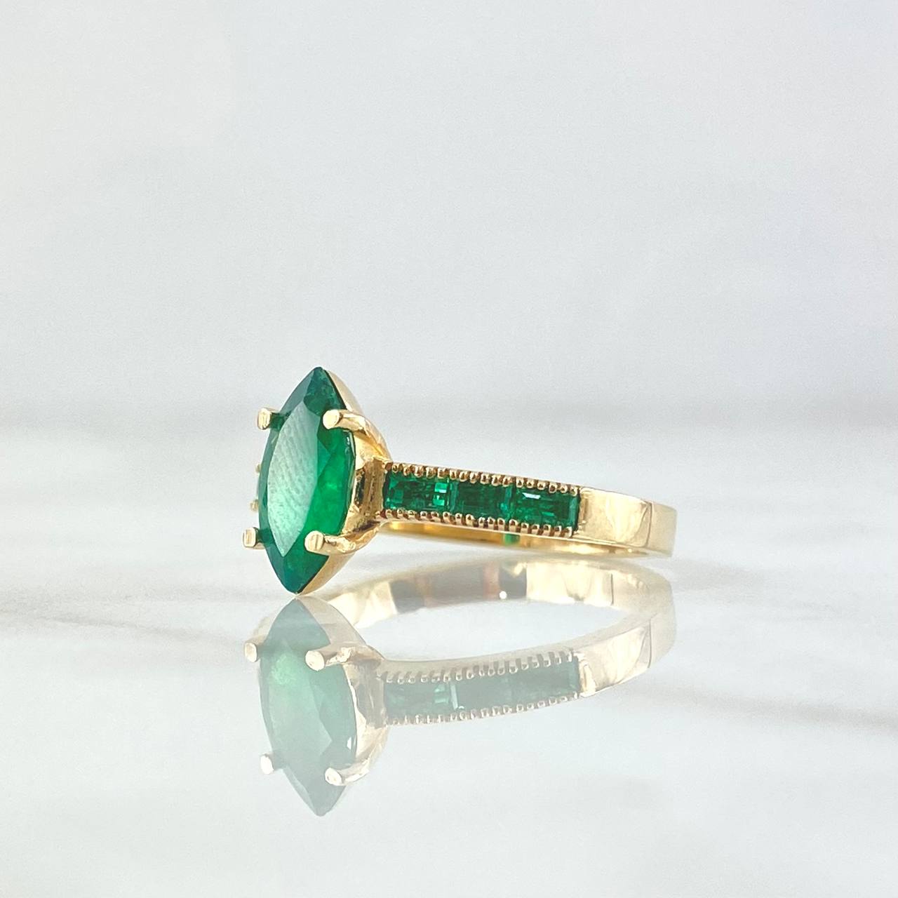 Ring Solitaire Rhombic Channel 3.45gr / Size 7 1/4 / Emeralds 1.05 Qts 18K Yellow Gold (Jewel) ©