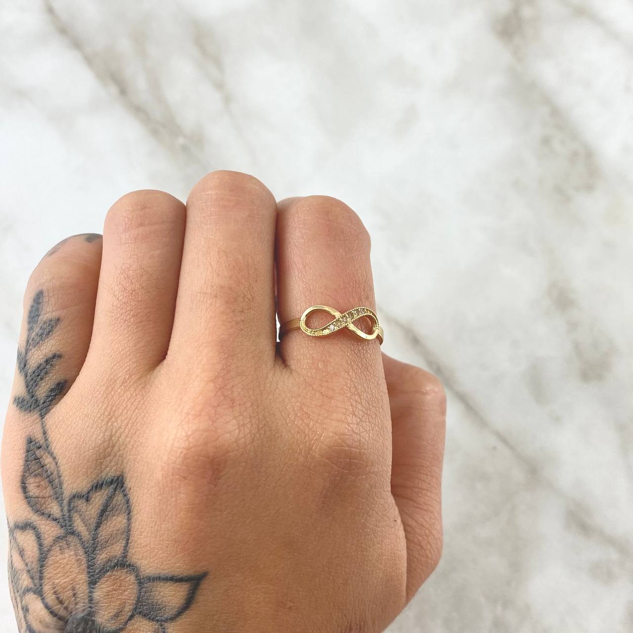 Anillo Medio Infinito 1.55gr / T7 1/2 / Circones Blancos Oro Amarillo 18K