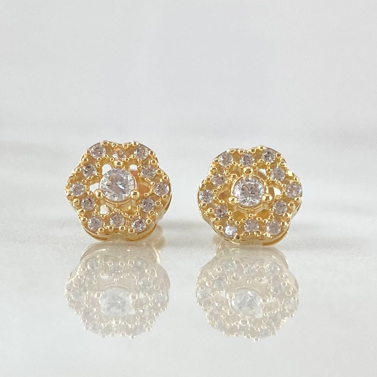 Dense Flower Stud Earrings 1.8gr / Spanish Pearl 18K Gold
