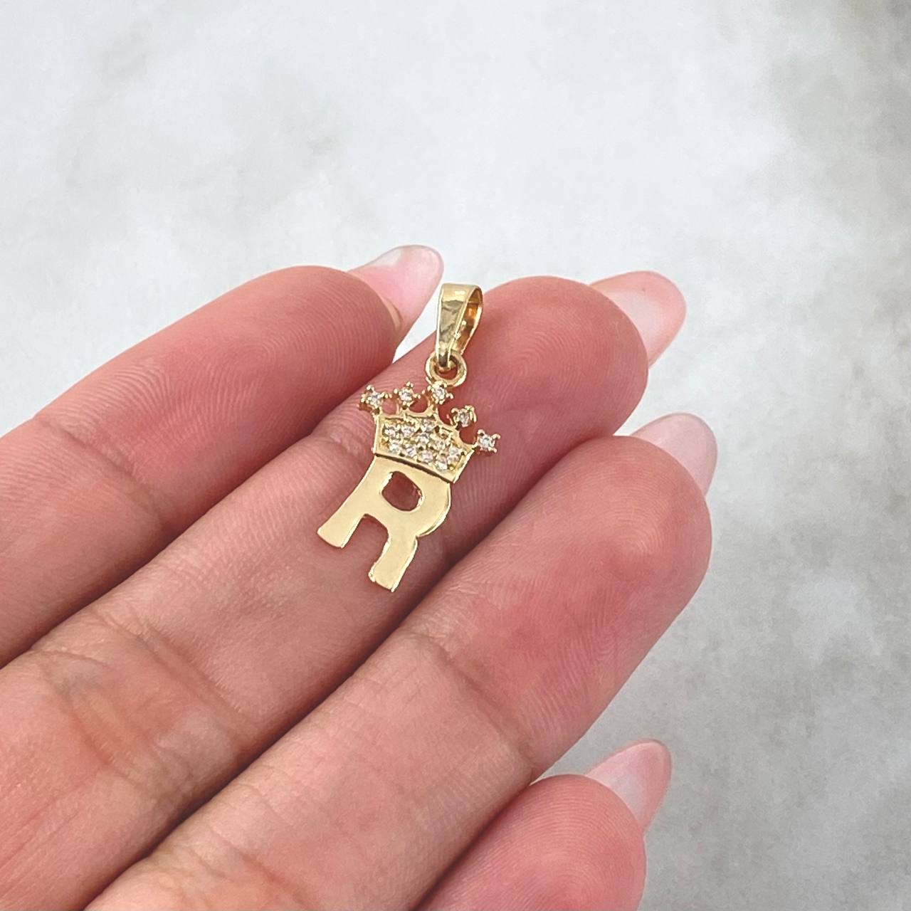 Pendant Letter R Crown 0.9gr / 2.3cm / White Zircons 18K Yellow Gold