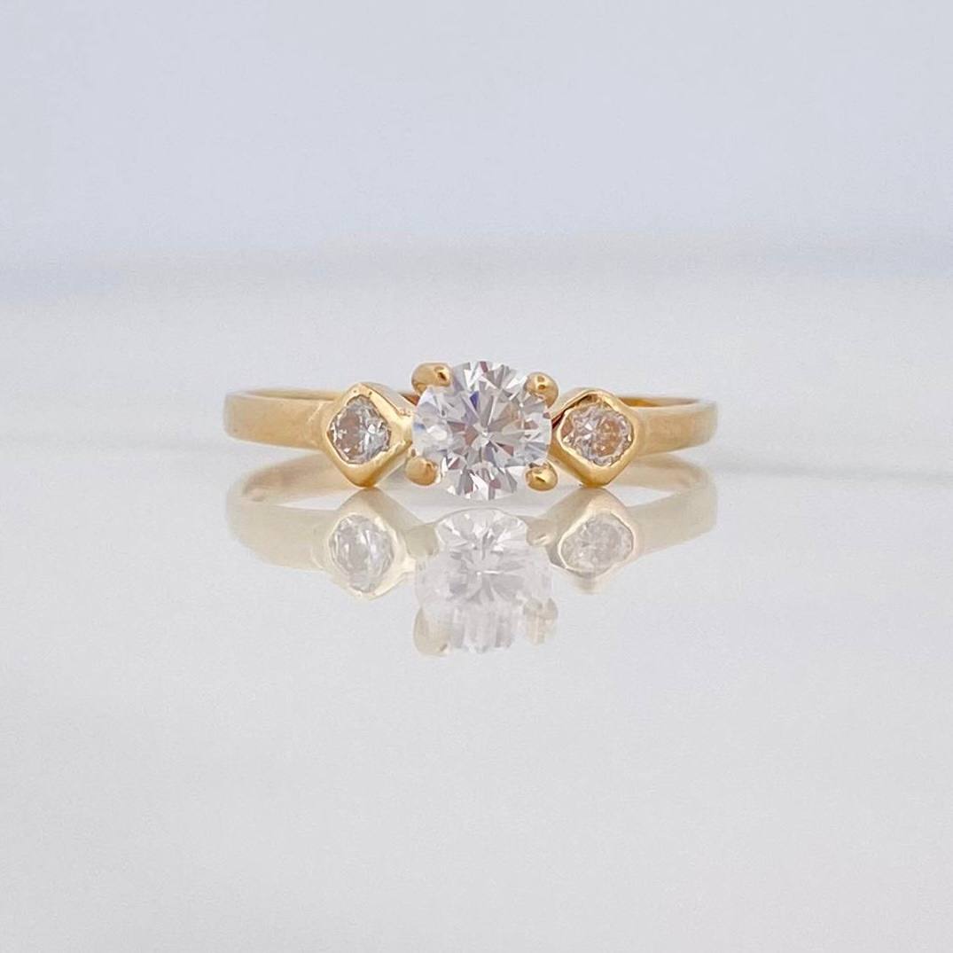 Anillo Solitario Trio 1.5 g / T6 Oro Amarillo 18K