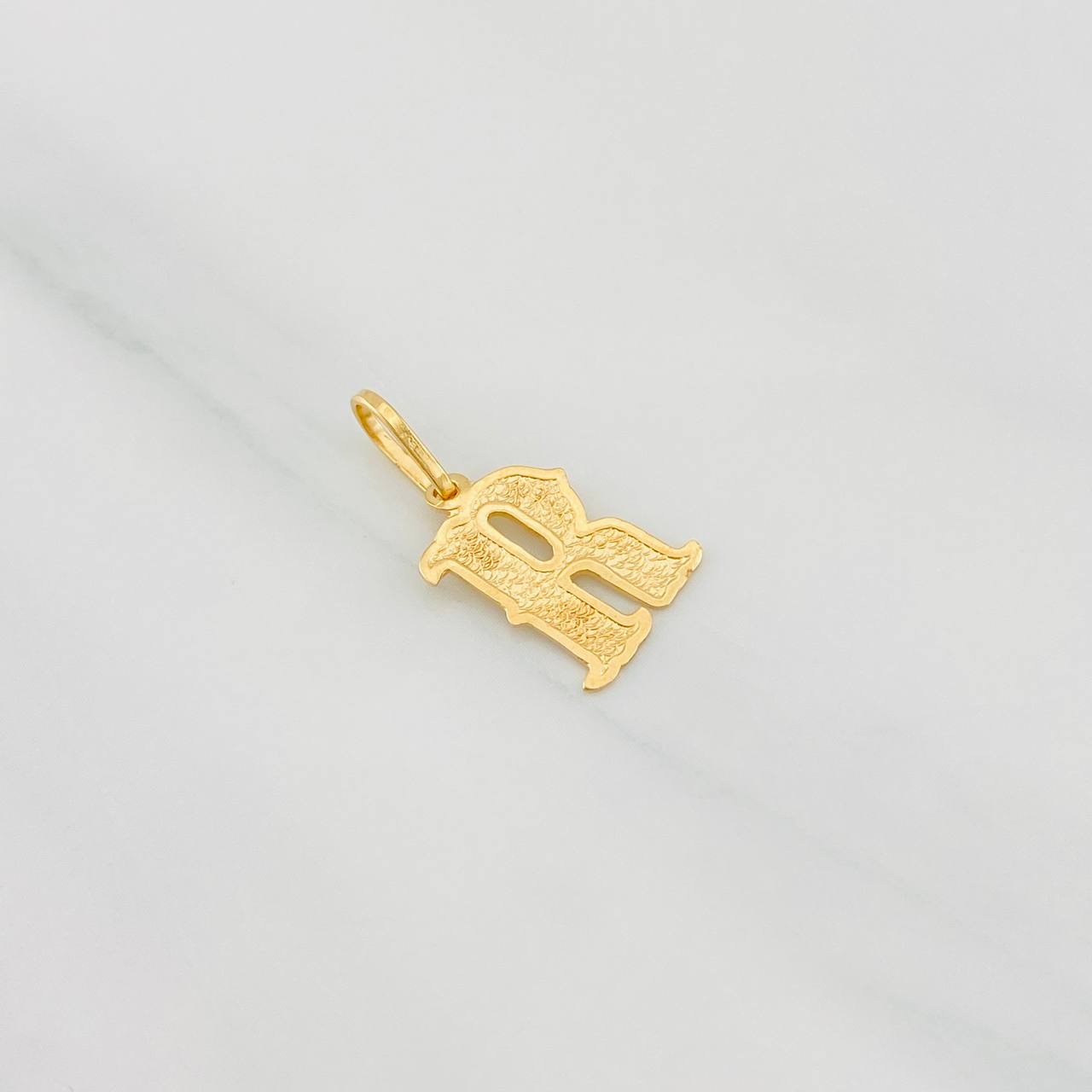 Dije Letra R 0.95g / 3/4 in Oro Amarillo 18K