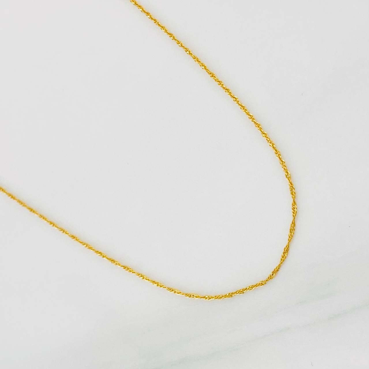 Singapore Chain 0.9g / 16 in / 0.83mm 18K Yellow Gold