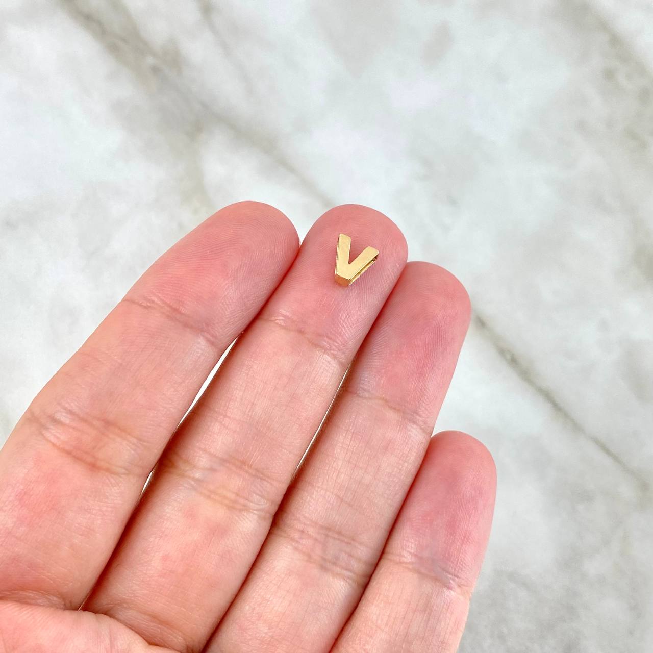 Charm Letter V 0.3gr / 0.5cm / Yellow Gold Drum