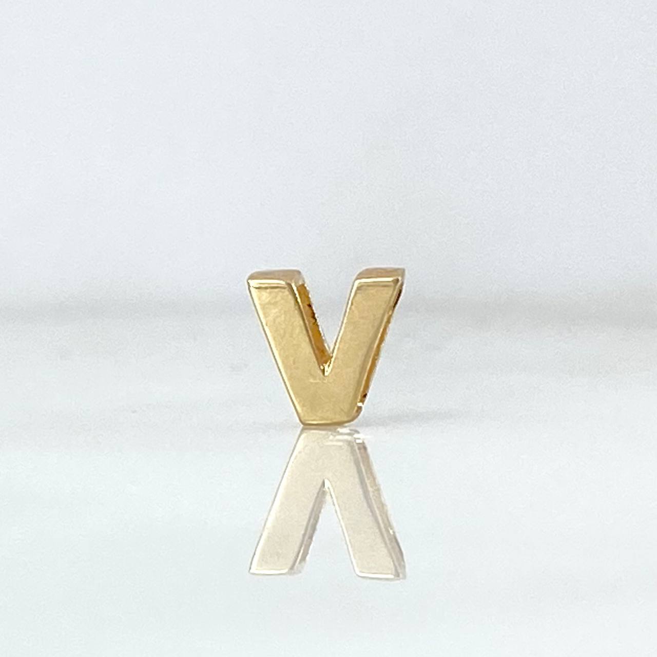 Charm Letter V 0.3gr / 0.5cm / Yellow Gold Drum