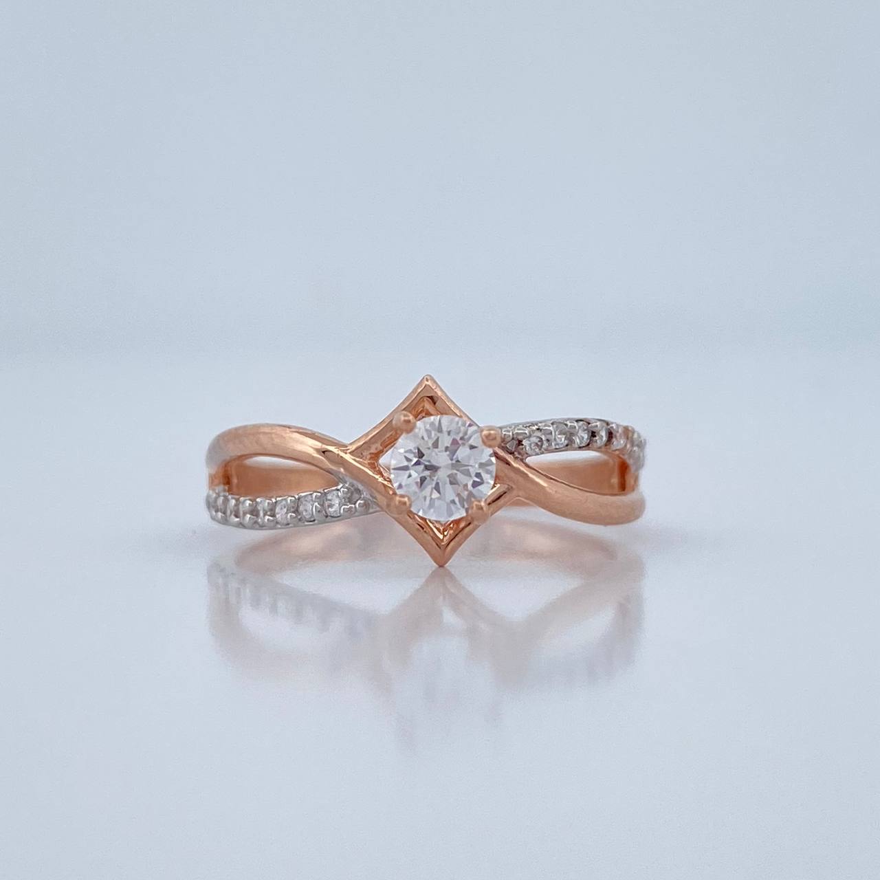 Anillo Solitario Lineas Cruzadas 2gr / T5 1/2 / Dos Oros Blanco Rosa 18K %