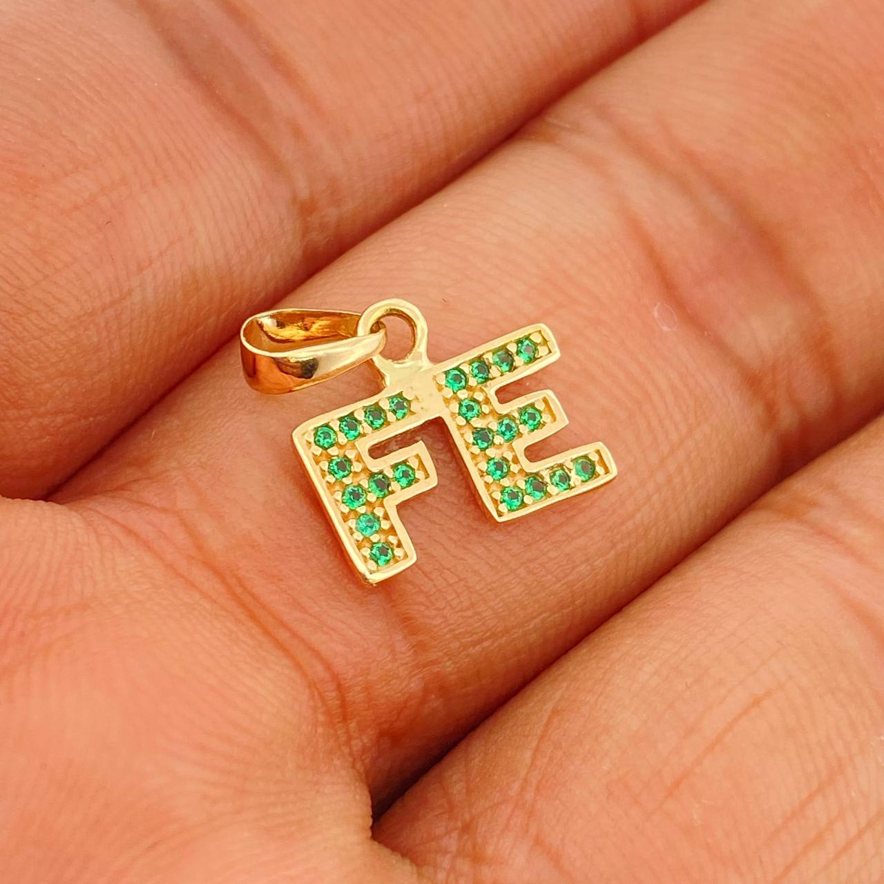 Dije Fe 0.85gr / 1/2 in / Oro Amarillo 18K %