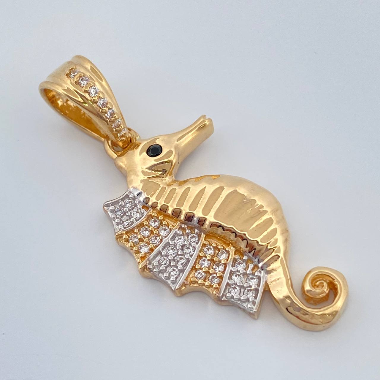 Dije Caballito de Mar 3.8gr / 1 1/2 in / Dos Oros Amarillo Blanco 18K %