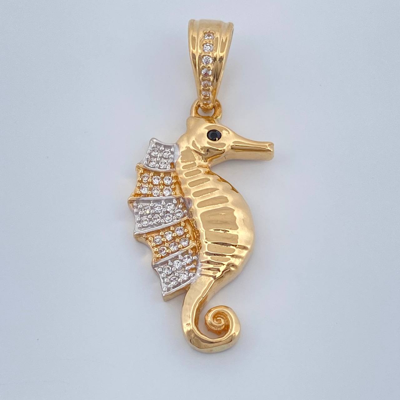 Dije Caballito de Mar 3.8gr / 1 1/2 in / Dos Oros Amarillo Blanco 18K %
