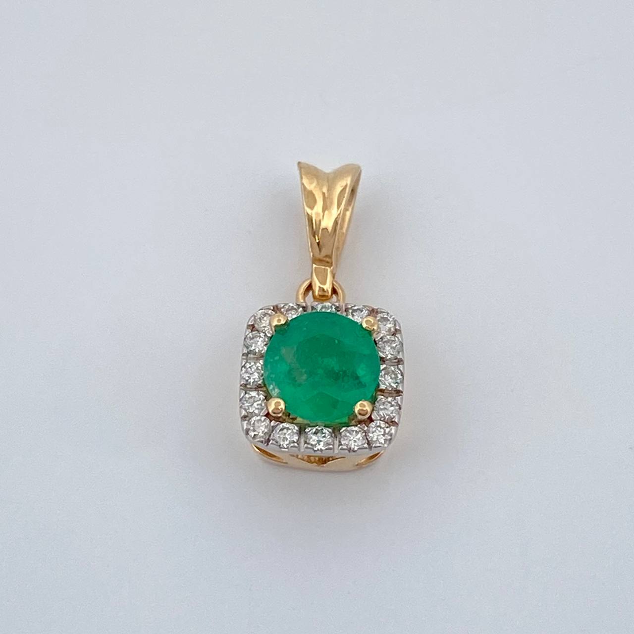 Dije Halo Cuadrado Esmeralda 1.1gr / 1/2 in / Oro Amarillo 18K %