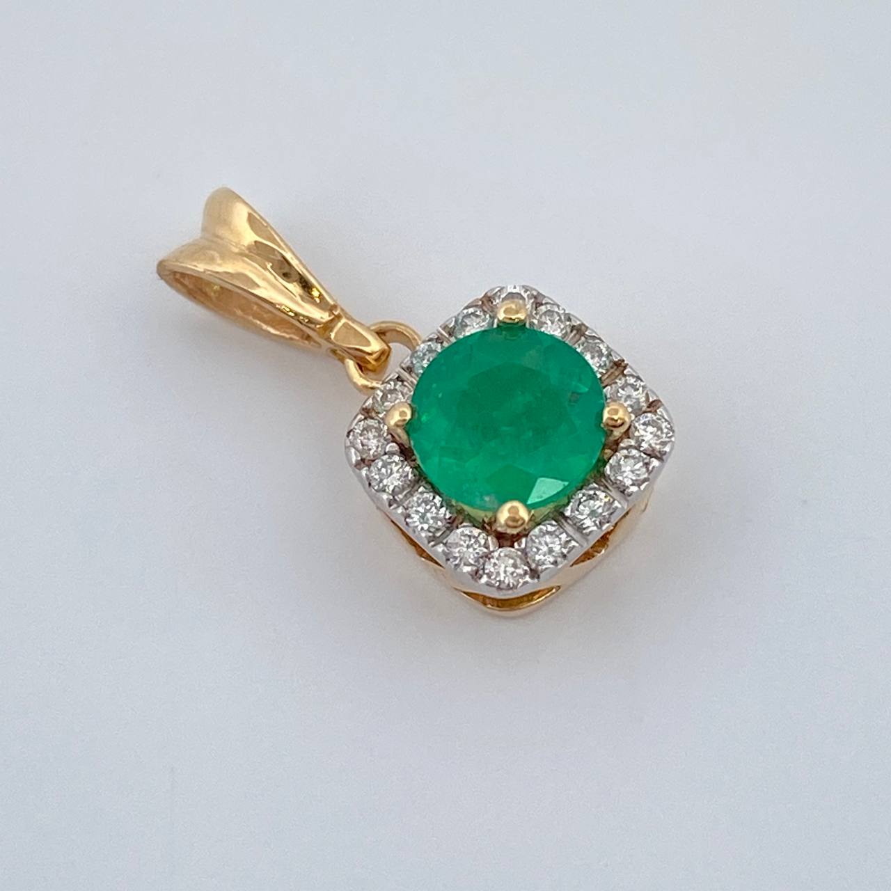 Dije Halo Cuadrado Esmeralda 1.1gr / 1/2 in / Oro Amarillo 18K %