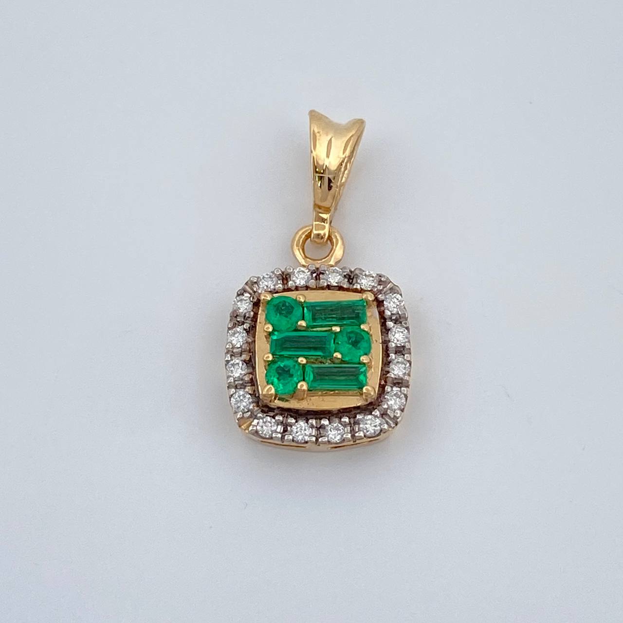 Dije Cuadrado Esmeralda 16 Pts Diamantes 08 Pts 1.4gr / 3/4 in / Oro Amarillo 18K %