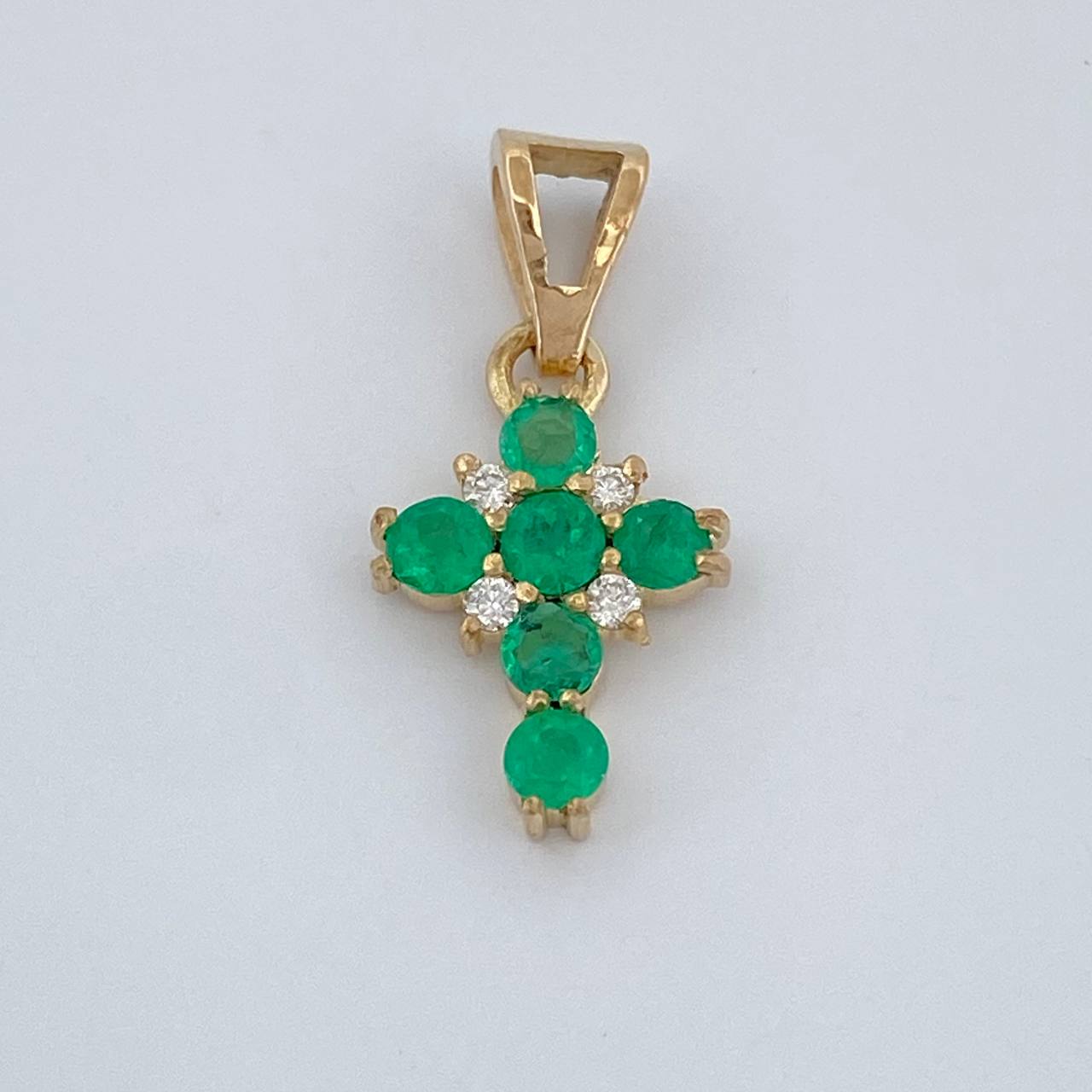 Dije Cruz Esmeralda 0.7gr / 3/4 in / Oro Amarillo 18K %