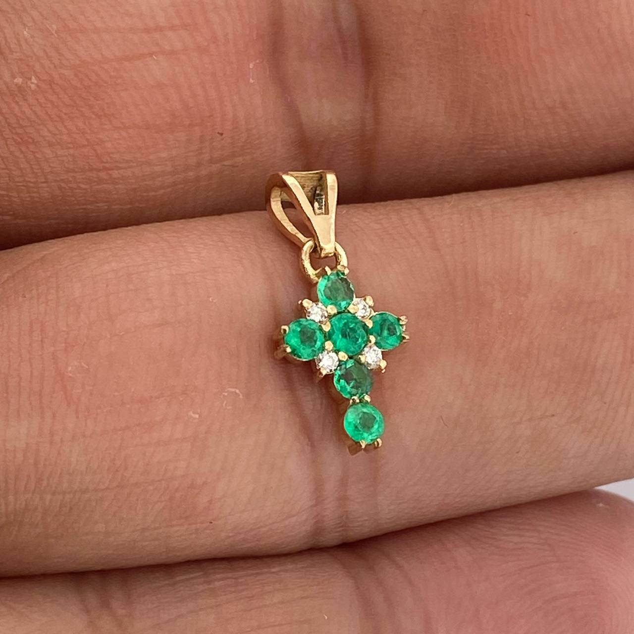 Dije Cruz Esmeralda 0.7gr / 3/4 in / Oro Amarillo 18K %