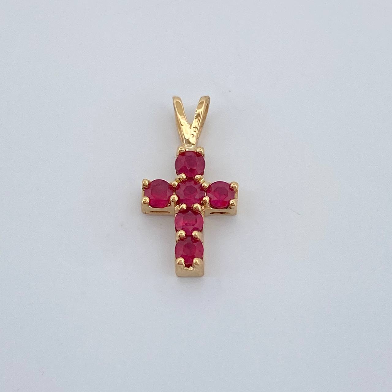 Dije Cruz Rubys 0.5gr / 1/2 in / Oro Amarillo 18K %