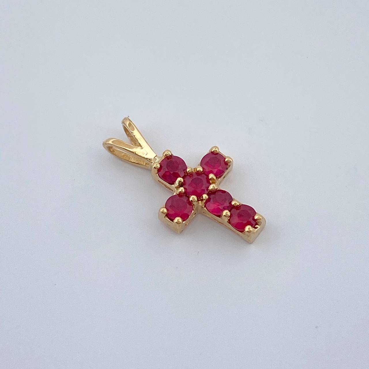 Dije Cruz Rubys 0.5gr / 1/2 in / Oro Amarillo 18K %